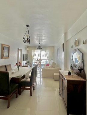 Amplo apartamento a uma quadra do mar